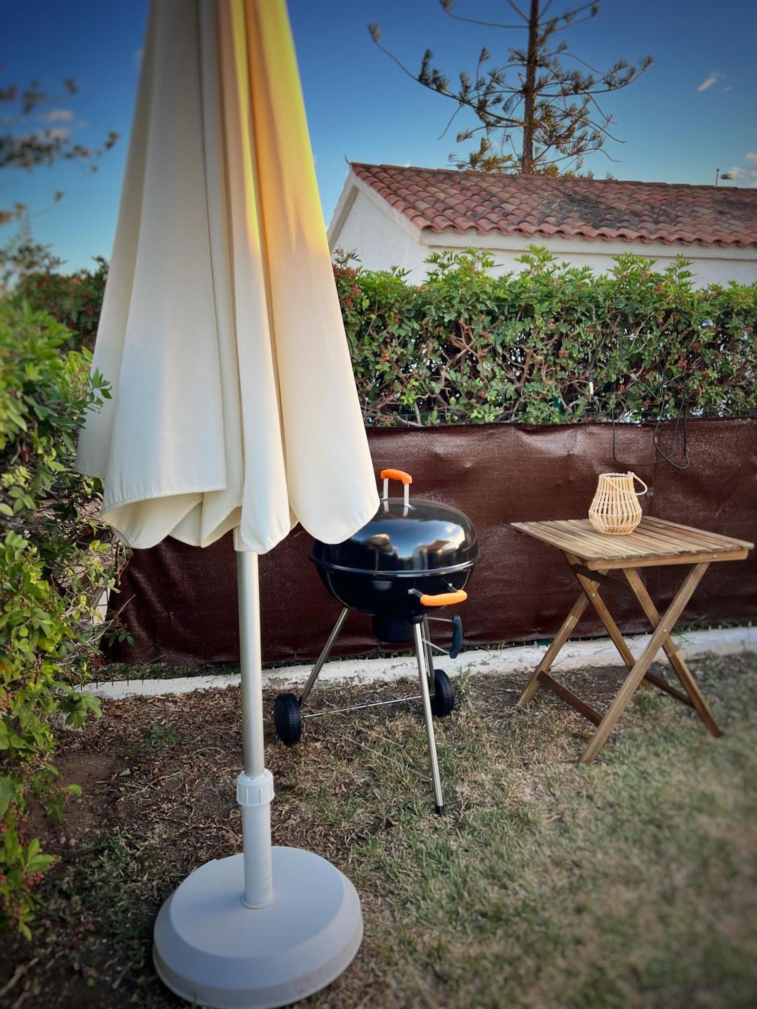 Buzzstays: 1-Bed Bungalow, Garden, Near Yumbo & Beach 마스팔로마스 외부 사진