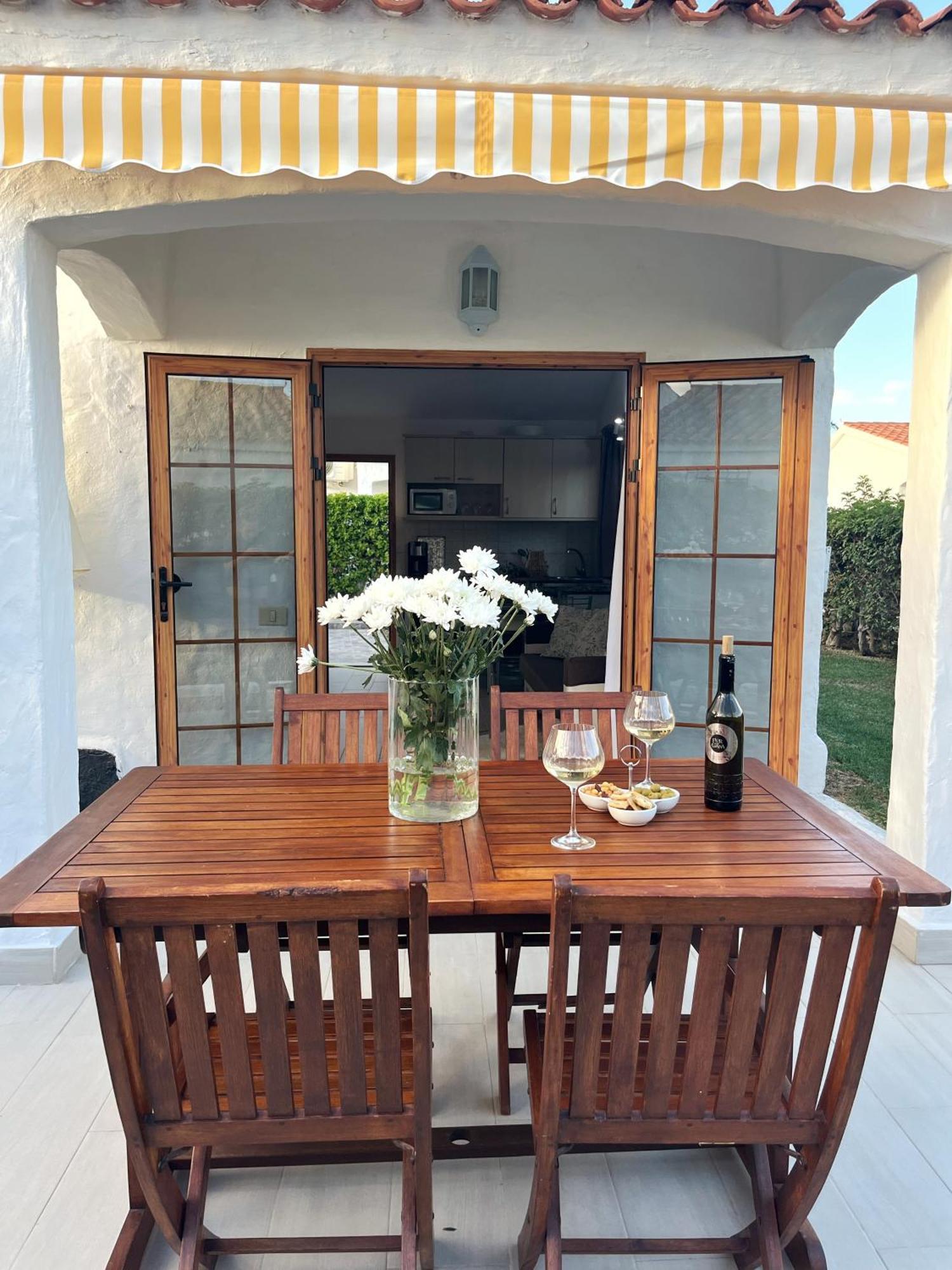 Buzzstays: 1-Bed Bungalow, Garden, Near Yumbo & Beach 마스팔로마스 외부 사진